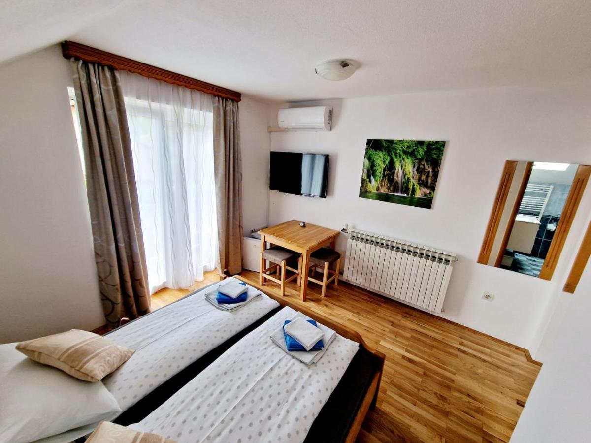 House Ana Nočitev z zajtrkom